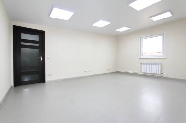 Yeni bir binada mobilyasız beyaz duvar kağıdı ile iç boş ofis ışık Oda