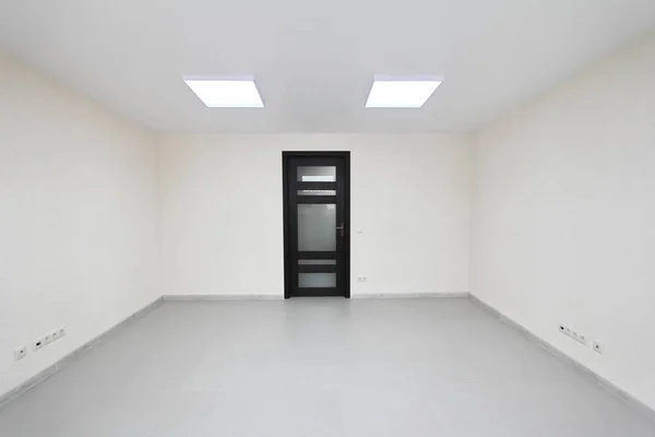 Interior vacío oficina sala de luz con fondo de pantalla blanco sin amueblar en un nuevo edificio — Foto de Stock