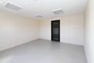 Yeni bir binada mobilyasız beyaz duvar kağıdı ile iç boş ofis ışık Oda