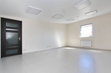 Yeni bir binada mobilyasız beyaz duvar kağıdı ile iç boş ofis ışık Oda