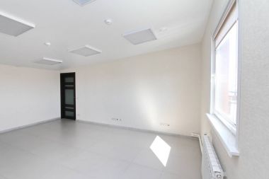 Yeni bir binada mobilyasız beyaz duvar kağıdı ile iç boş ofis ışık Oda