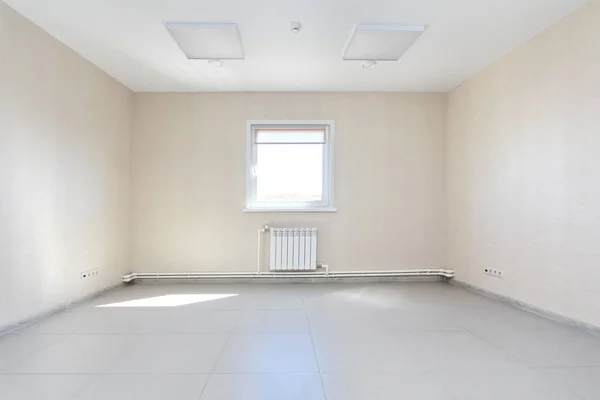 Vnitřní prázdnou kancelář světlé místnosti s bílým tapety nezařízený v nové budově — Stock fotografie