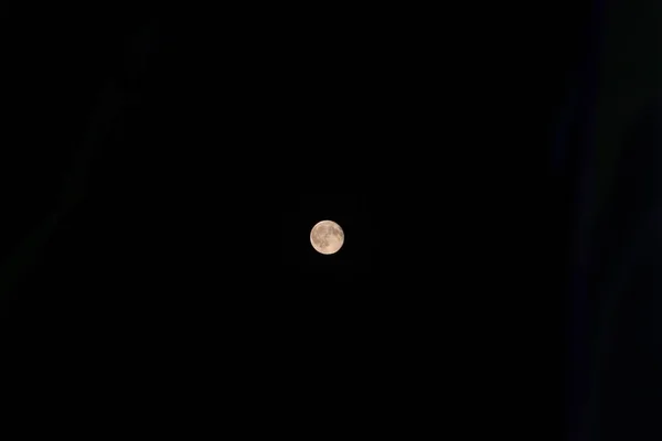 满月在黑暗的天空在夜晚 天文拍摄的行星和星空 圆圆的月亮的场景 神秘的大自然时间 — 图库照片