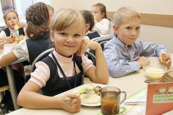 Groupe Élèves Drôles Malodorants Assis Table Cafétéria École Mangeant Des — Photo