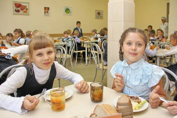 Grupo Alunos Engraçados Sorridentes Sentados Mesa Cafetaria Escola Comendo Refeições — Fotografia de Stock