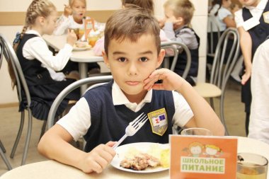 mutlu okul oturma, tablo içinde okul kafeterya yemek yemek. içme suyu - Rusya, Moskova, ilk lise birinci sınıf b - 30 Eylül 2018
