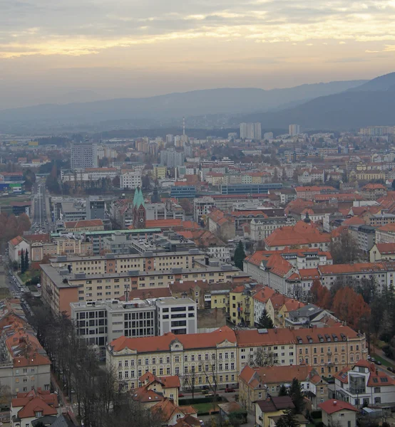 Cityscape Maribor Piramida hill göster — Stok fotoğraf