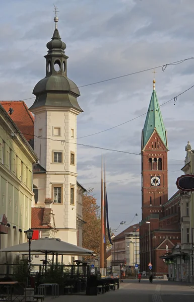 Kasteel Stadsmuseum en Minderbroederskerk in Maribor — Stockfoto