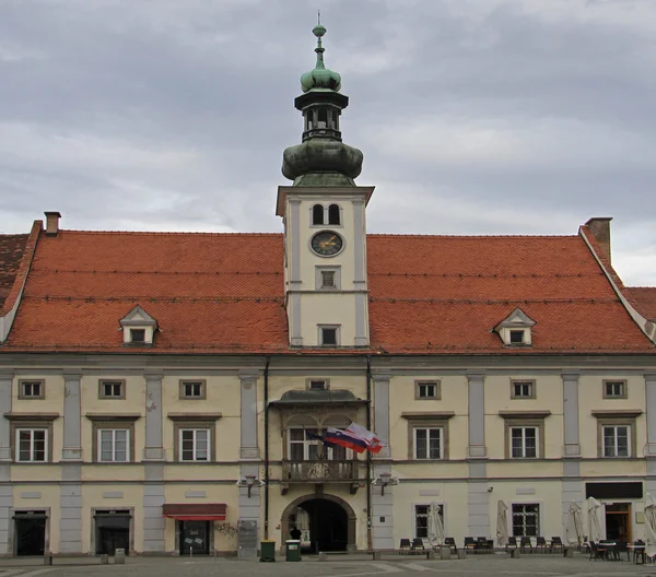 Maribor radnice s státní, obecní a vlajky Eu — Stock fotografie