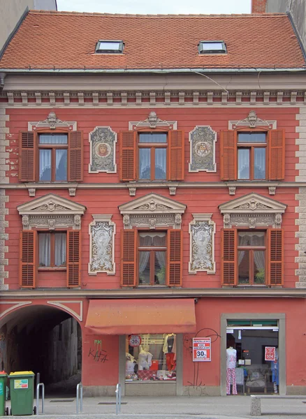 Edificio casi ayuntamiento con fachada interesante en Maribor — Foto de Stock