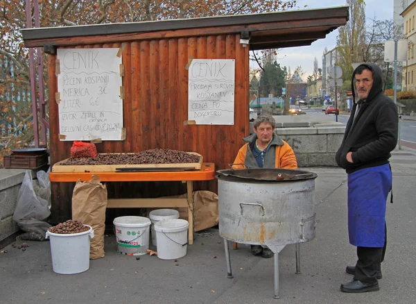 Hombre está vendiendo castañas asadas en el quiosco en Maribor, Eslovenia —  Fotos de Stock