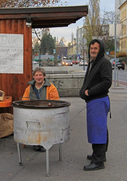 Hombre está vendiendo castañas asadas en el quiosco en Maribor, Eslovenia —  Fotos de Stock