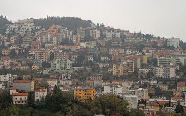 Trieste, Italya içinde evler ile tepe