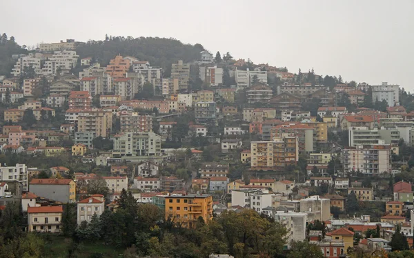 Kulle med bostäder i Trieste, Italy — Stockfoto