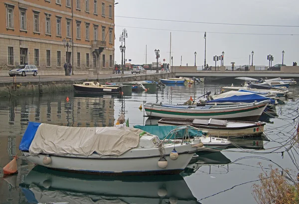 Kanalgrande med båt i Trieste sentrum – stockfoto