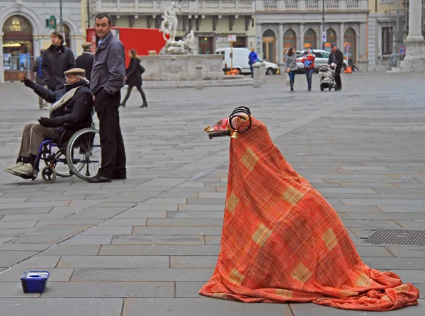 Straßenkünstler im seltsamen Kostüm unterhält Passanten — Stockfoto