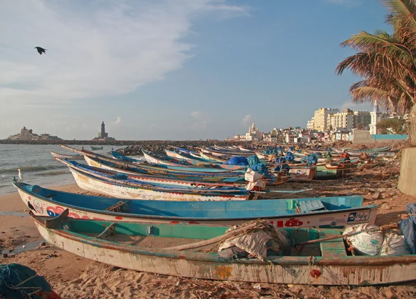Dezenas de barcos de pesca ancorados na areia — Fotografia de Stock