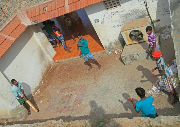 Adamlar Kanyakumari, Hindistan Kriket Açık oynuyor — Stok fotoğraf