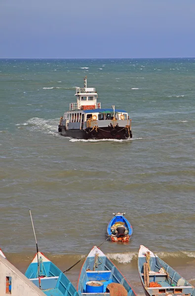 Ship and a few boats in the sea nearly Kanyakumari — Stock Photo, Image