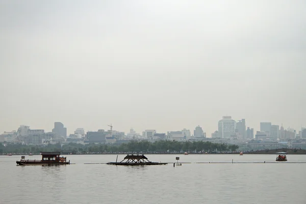 Βάρκες στην δυτική λίμνη σε Hangzhou — Φωτογραφία Αρχείου