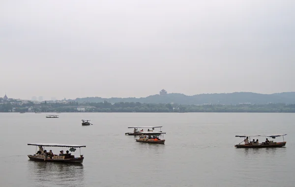 Boote auf dem westlichen See in Hangzhou — Stockfoto