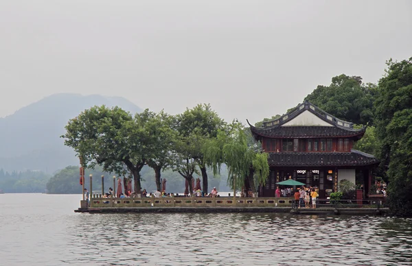 La gente cammina nel parco del lago Ovest — Foto Stock