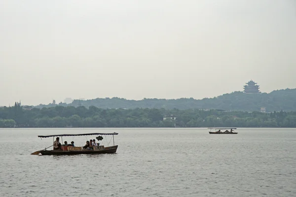 Човни на Західного озера в Ханчжоу — стокове фото