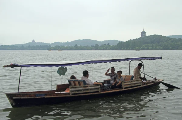 在杭州西湖上划船 — 图库照片