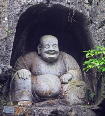 Feilai Feng mağarasını iyi Budist taş oymalar ile