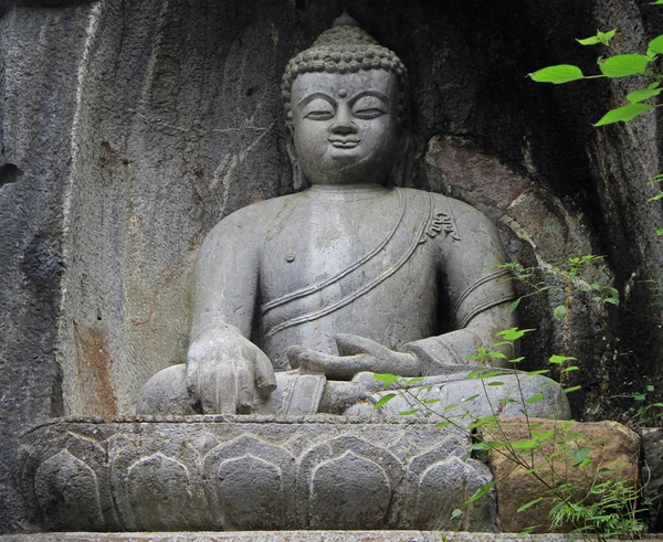 Grutas Feilai Feng con finas tallas de piedra budista —  Fotos de Stock