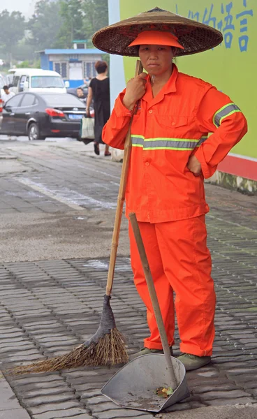 Street worker is cleaning side walk with broom tool — Stock Photo, Image