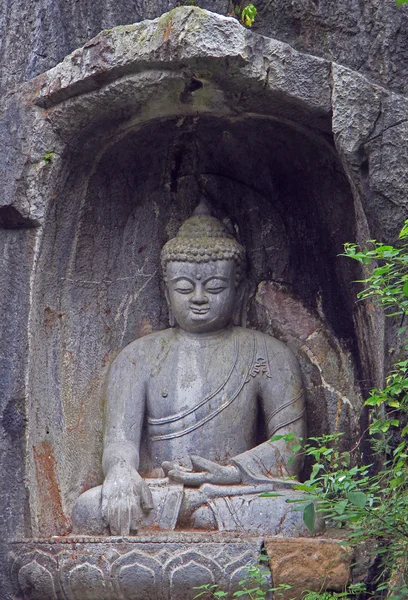 Grutas Feilai Feng con finas tallas de piedra budista —  Fotos de Stock