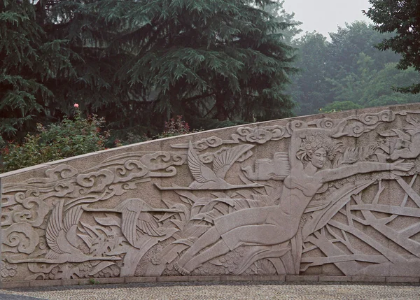 Composición de escultura en relieve en el parque de Hangzhou, China — Foto de Stock