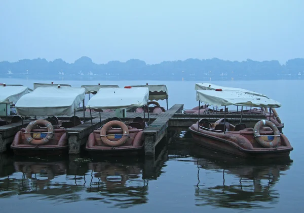 Barcos de recreação chineses estão ancorados na costa do Lago Oeste — Fotografia de Stock