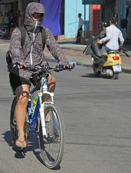 Homem está montando uma bicicleta ao ar livre em Vihn, Vietnã — Fotografia de Stock