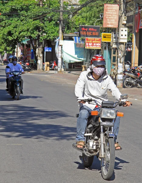 Homme est en scooter en plein air à Vihn, Vietnam — Photo