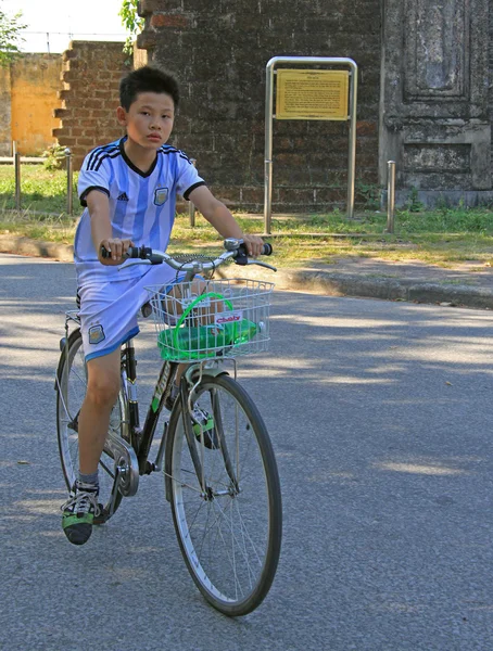 Chłopiec jest jazda na rowerze odkryty w Vihn, Wietnam — Zdjęcie stockowe