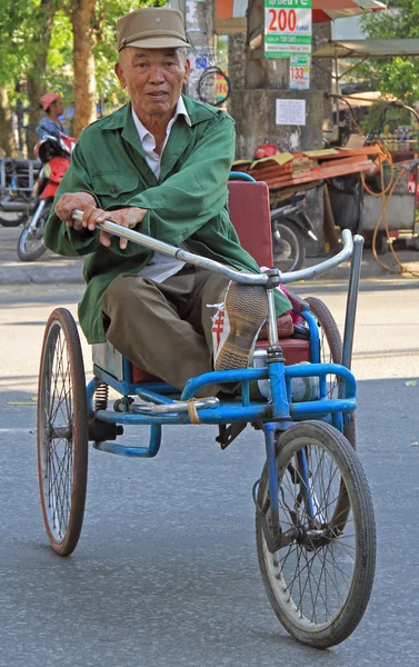 Uomo sta cavalcando un triciclo all'aperto a Vihn, Vietnam — Foto Stock
