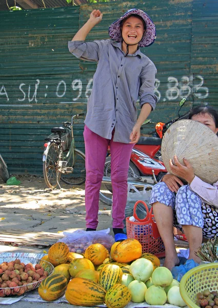 Mujer está vendiendo frutas y verduras al aire libre en Vinh, Vietnam — Foto de Stock