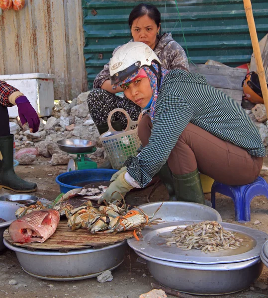 Kadın Vinh, Vietnam için açık deniz ürünleri satmaktadır — Stok fotoğraf