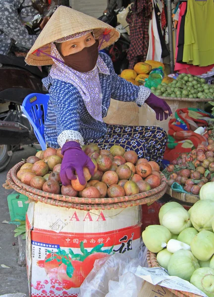 Mujer con máscara está vendiendo frutas y verduras en el mercado callejero en Vinh, Vietnam — Foto de Stock