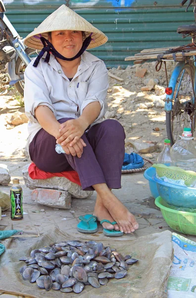 Kadın Vinh, Vietnam için açık deniz ürünleri satmaktadır — Stok fotoğraf