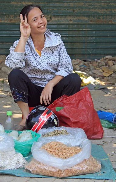 Mujer está vendiendo productos del mar al aire libre en Vinh, Vietnam — Foto de Stock