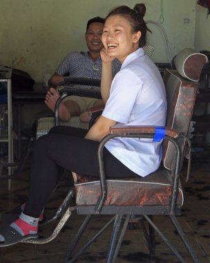 iki hizmet işçi Vinh, Vietnam için istemciler için bekliyor