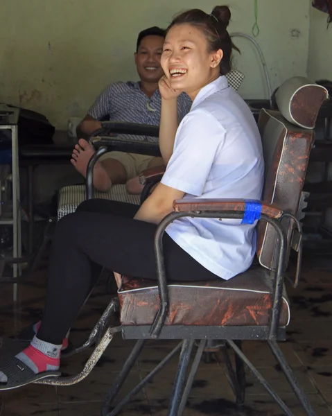 Dos trabajadores de servicio están esperando a los clientes en Vinh, Vietnam — Foto de Stock