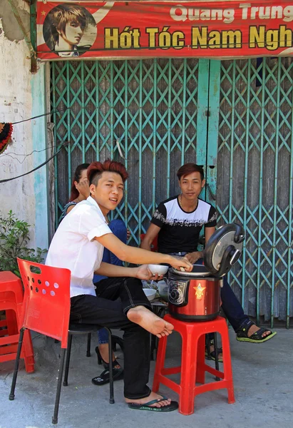 La gente está comiendo al aire libre en Vinh, Vietnam — Foto de Stock