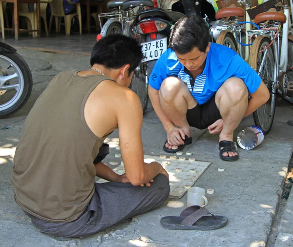 La gente está jugando janggi al aire libre en Vinh, Vietnam — Foto de Stock