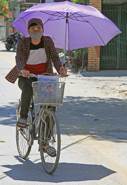 Donna sta andando in bicicletta all'aperto a Vihn, Vietnam — Foto Stock