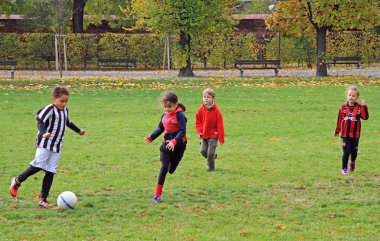 Şehir Parkı futbol oynayan çocuklar
