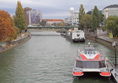 insanlar kanal Viyana, Avusturya gemilerinin gidiyoruz